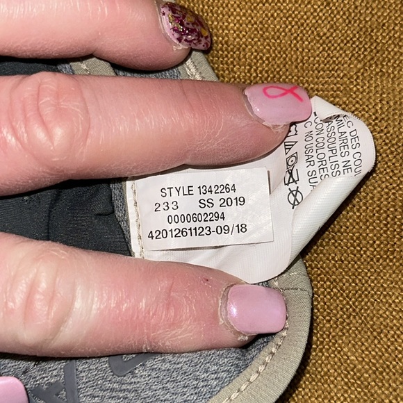 UNDER ARMOUR khaki PANTS. Size 32X30. Like new. Barely worn/EXCELLENT CONDITION! - Picture 5 of 6